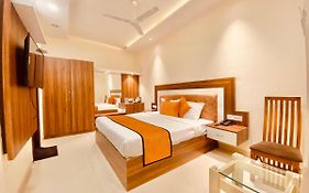 Hotel White And Restaurant 300 Mtr From Golden Temple