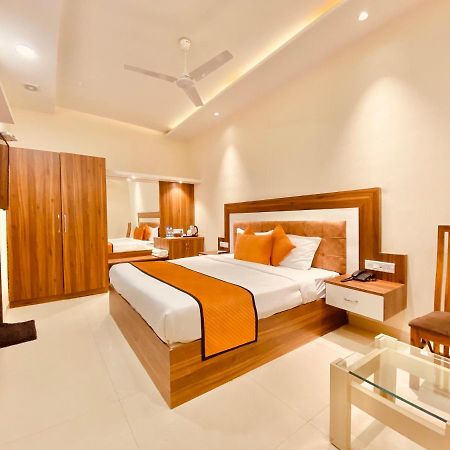 Hotel White And Restaurant 300 Mtr From Golden Temple Amritsar Exterior photo