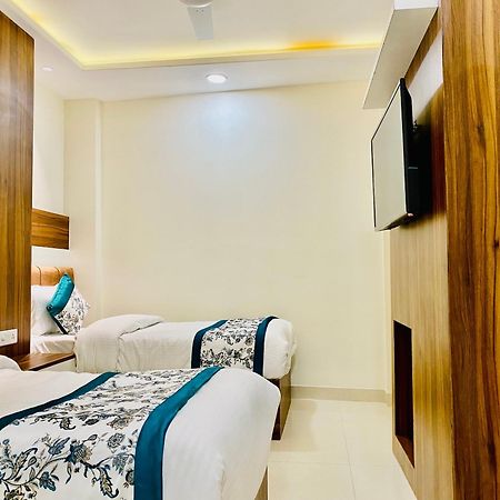 Hotel White And Restaurant 300 Mtr From Golden Temple Amritsar Exterior photo