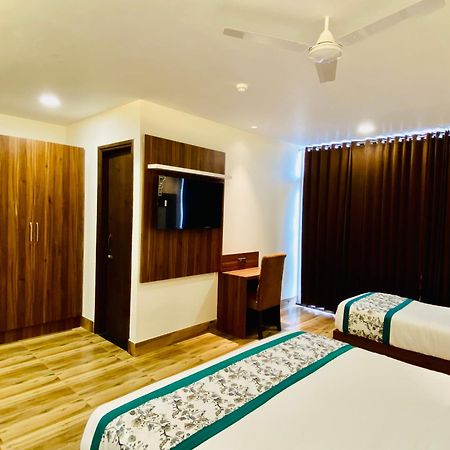 Hotel White And Restaurant 300 Mtr From Golden Temple Amritsar Exterior photo