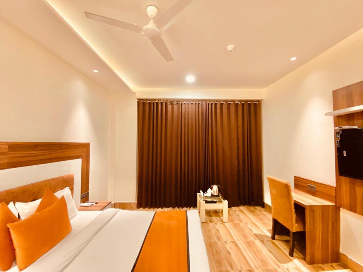 Hotel White And Restaurant 300 Mtr From Golden Temple Amritsar Exterior photo
