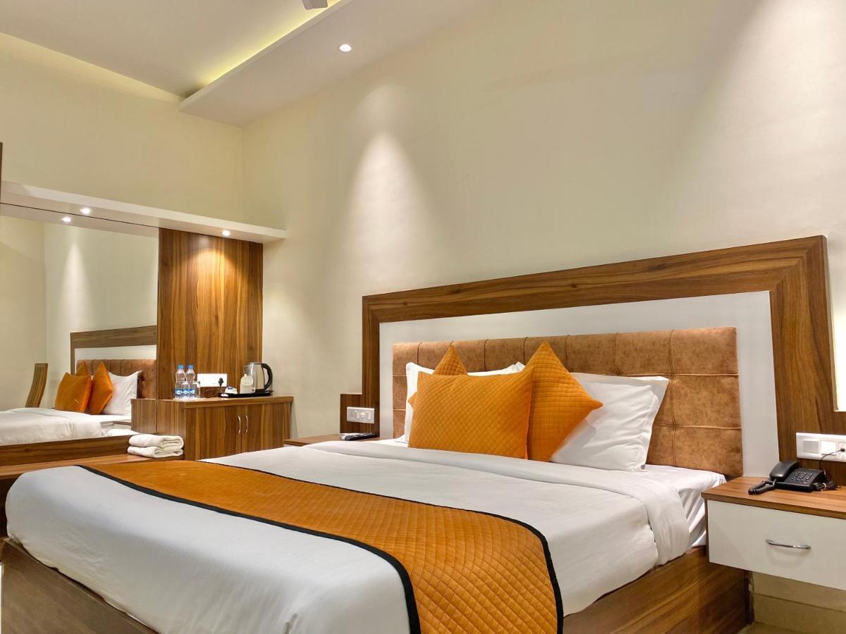 Hotel White And Restaurant 300 Mtr From Golden Temple Amritsar Exterior photo