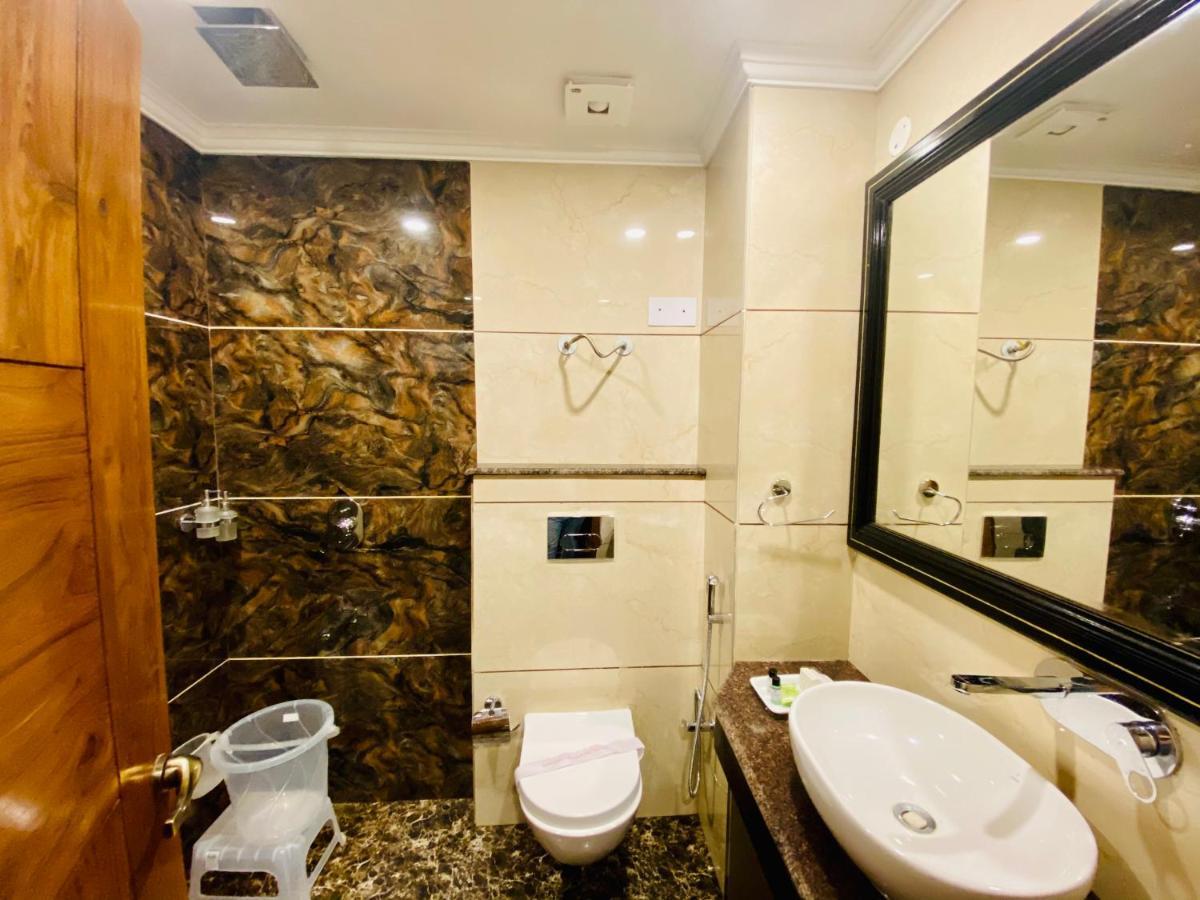 Hotel White And Restaurant 300 Mtr From Golden Temple Amritsar Exterior photo