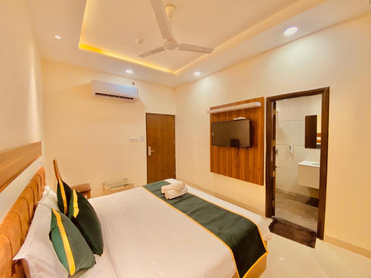 Hotel White And Restaurant 300 Mtr From Golden Temple Amritsar Exterior photo