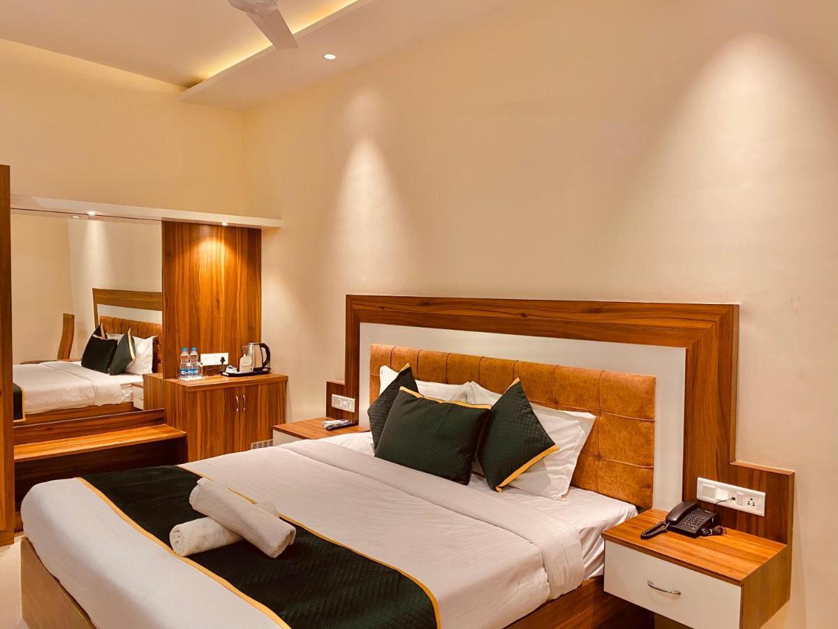 Hotel White And Restaurant 300 Mtr From Golden Temple Amritsar Exterior photo