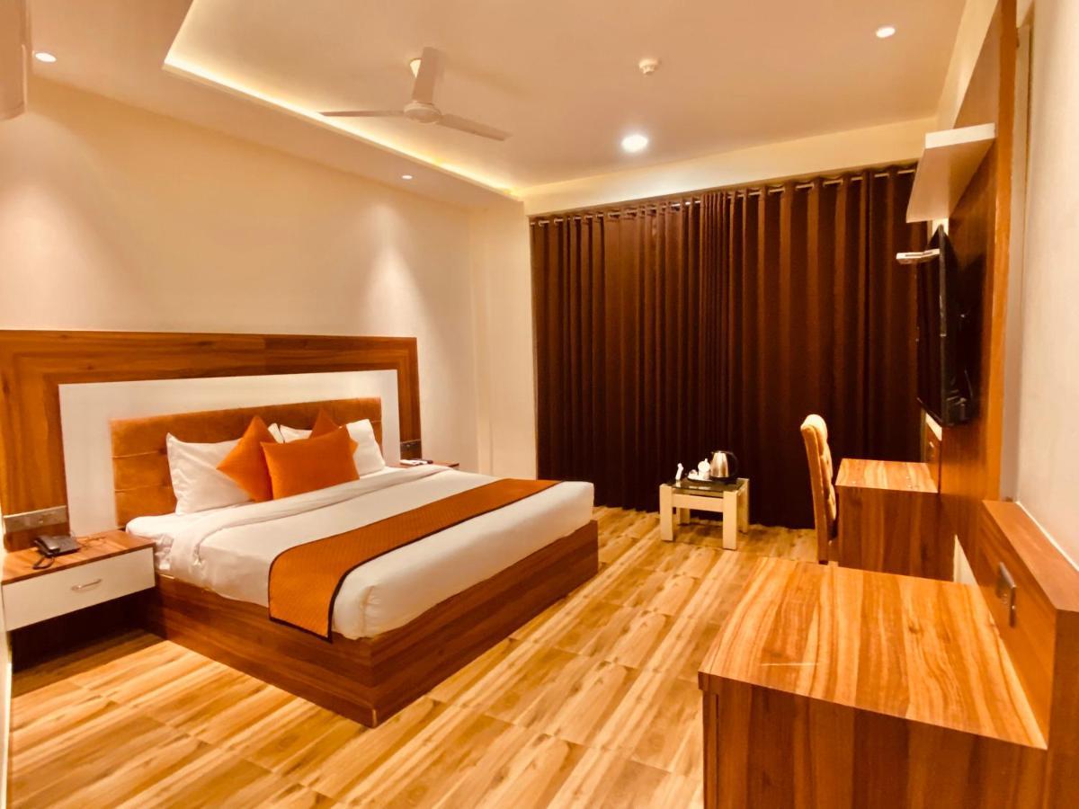 Hotel White And Restaurant 300 Mtr From Golden Temple Amritsar Exterior photo