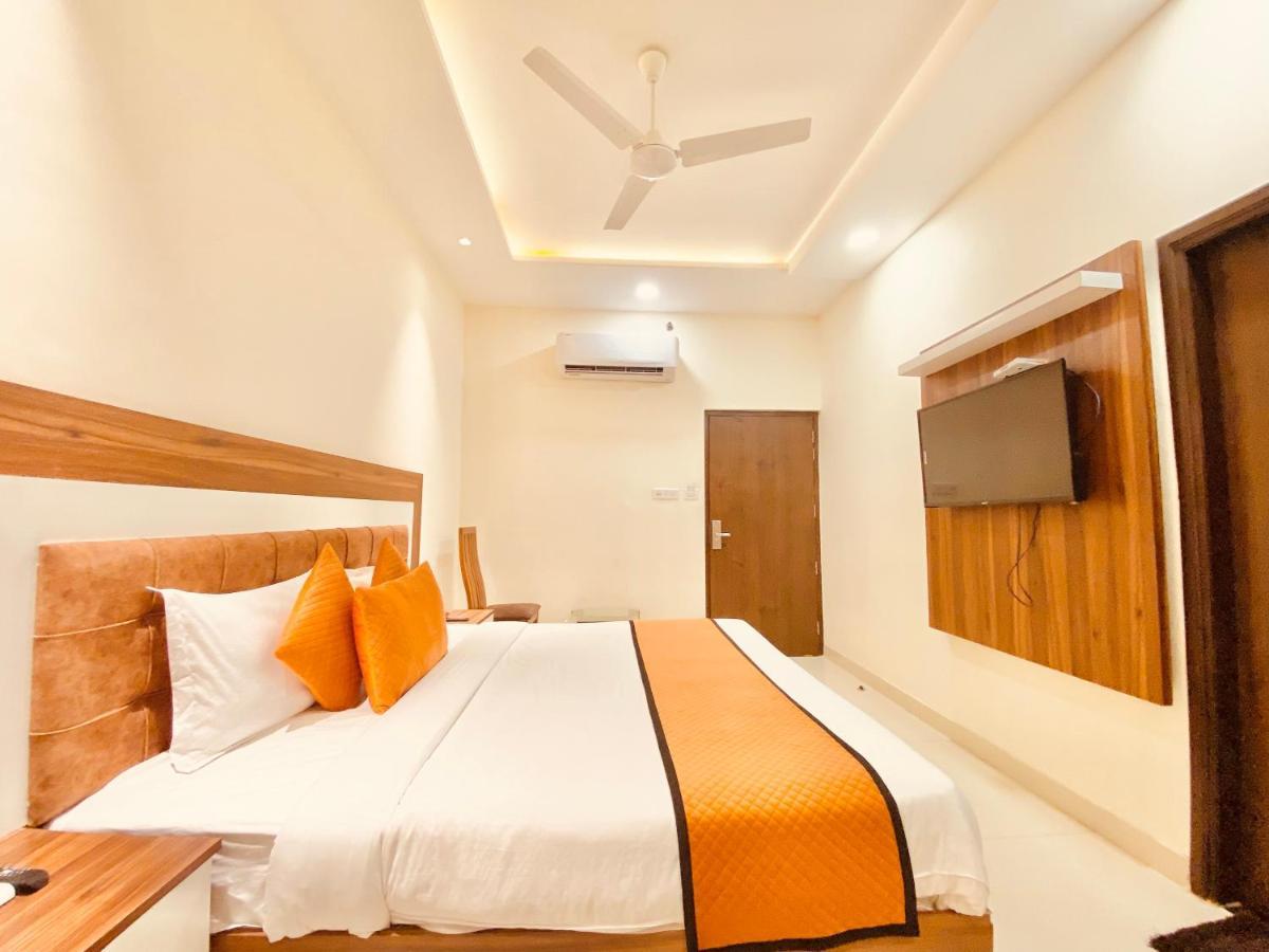 Hotel White And Restaurant 300 Mtr From Golden Temple Amritsar Exterior photo