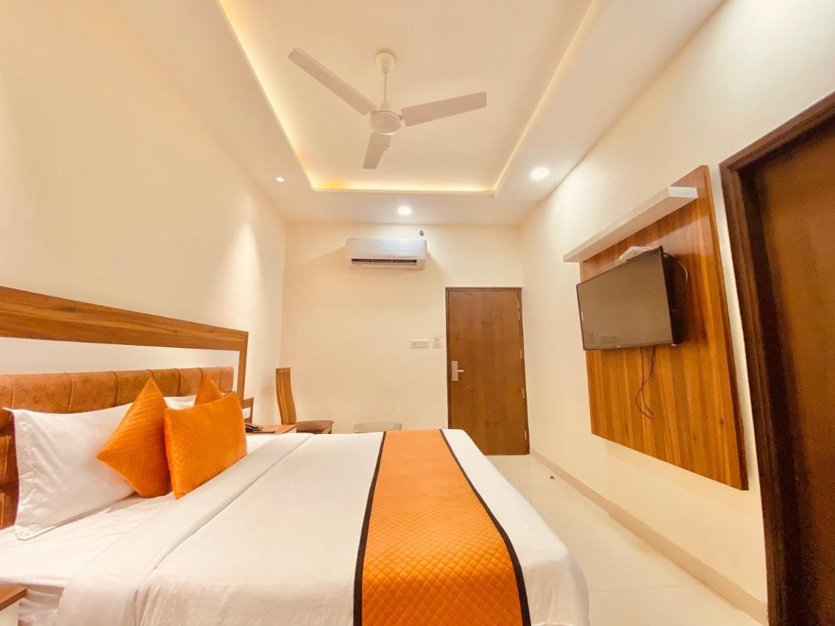 Hotel White And Restaurant 300 Mtr From Golden Temple Amritsar Exterior photo