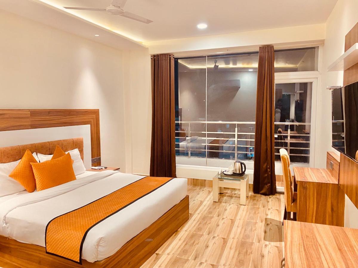 Hotel White And Restaurant 300 Mtr From Golden Temple Amritsar Exterior photo