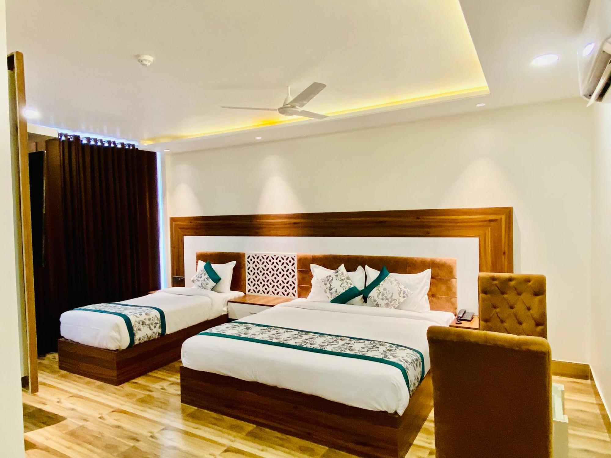 Hotel White And Restaurant 300 Mtr From Golden Temple Amritsar Exterior photo