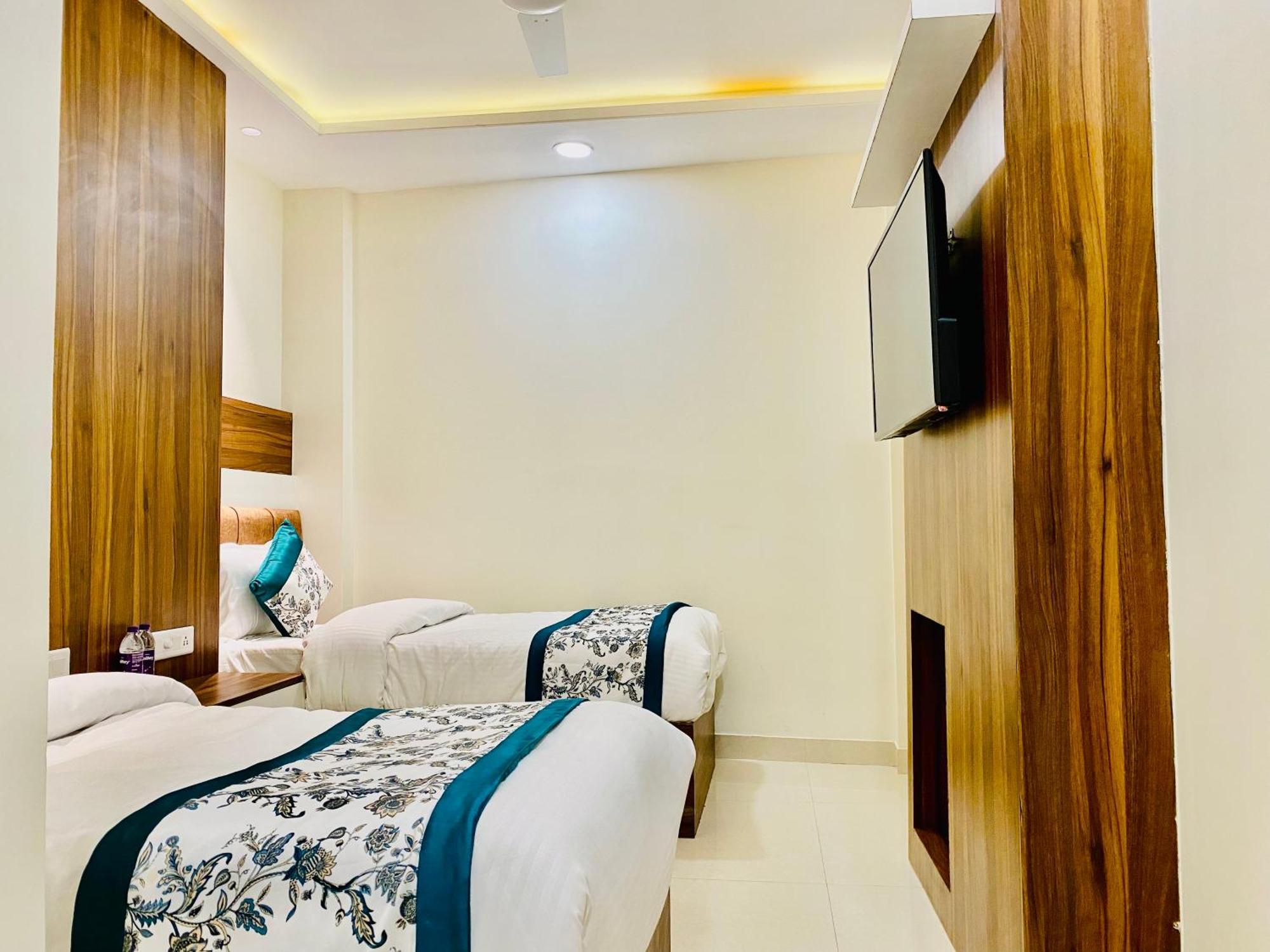 Hotel White And Restaurant 300 Mtr From Golden Temple Amritsar Exterior photo