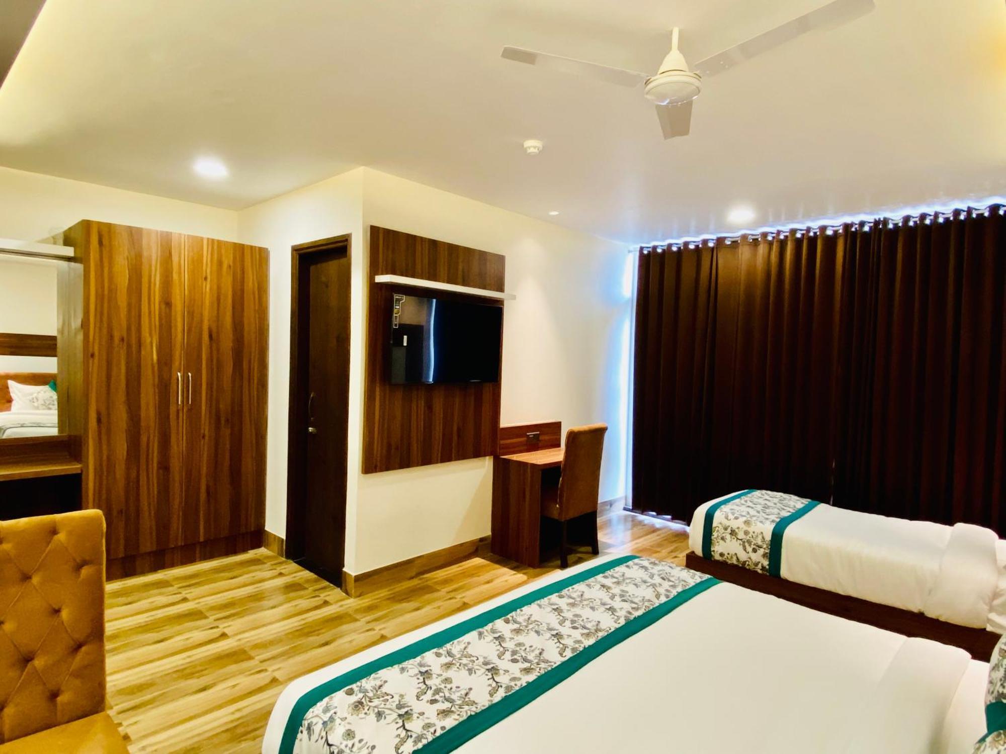 Hotel White And Restaurant 300 Mtr From Golden Temple Amritsar Exterior photo