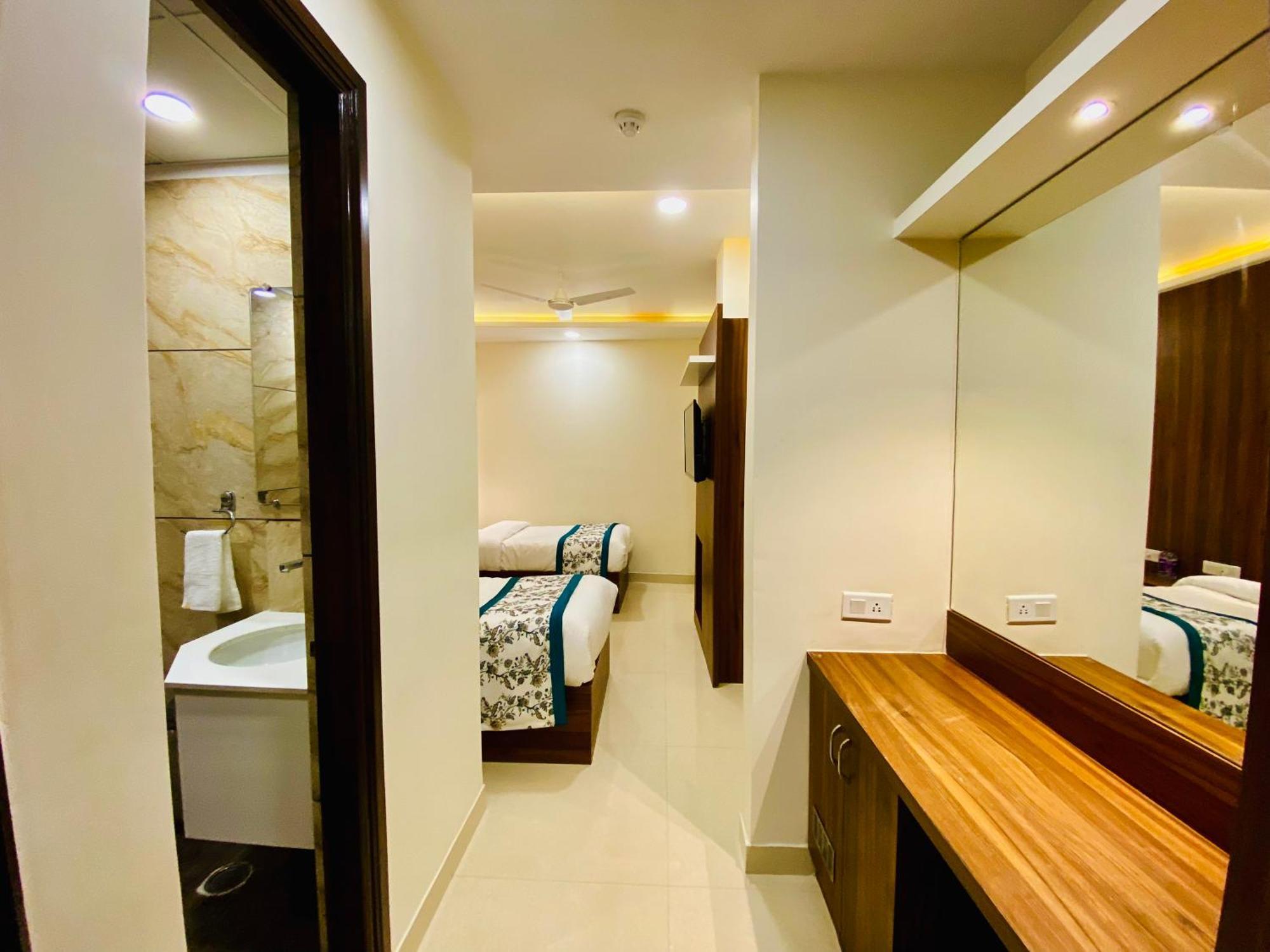 Hotel White And Restaurant 300 Mtr From Golden Temple Amritsar Exterior photo