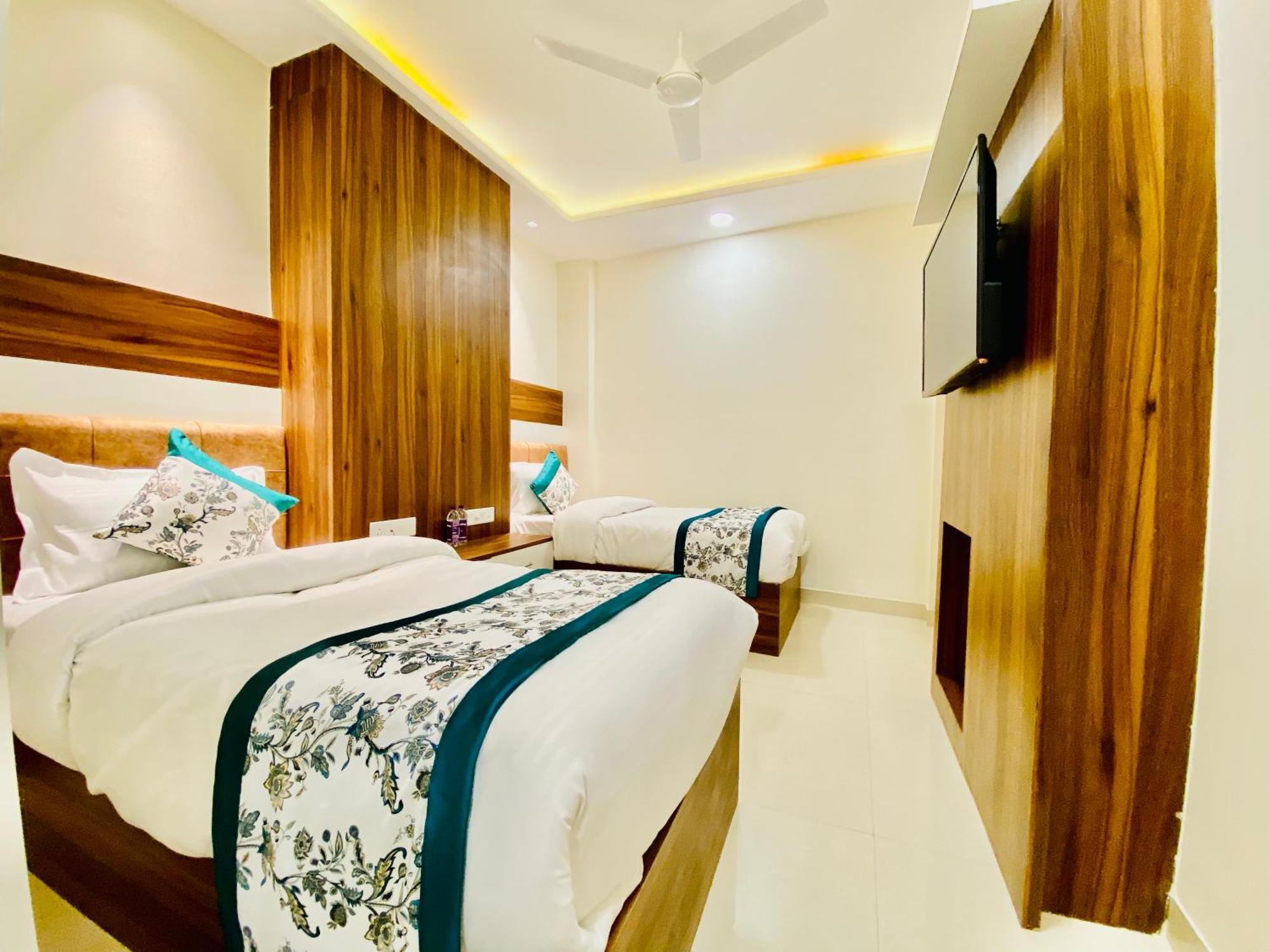 Hotel White And Restaurant 300 Mtr From Golden Temple Amritsar Exterior photo